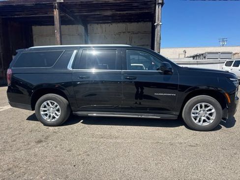 Used 2025 Chevrolet Suburban LT RWD image 4
