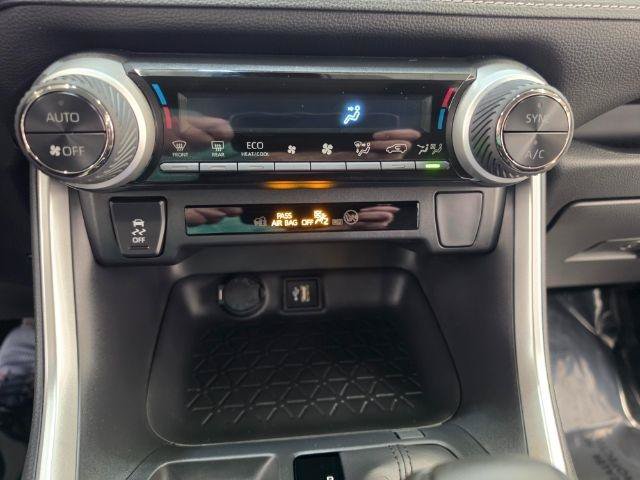 Used 2025 Toyota RAV4 XLE AWD/4WD image 21