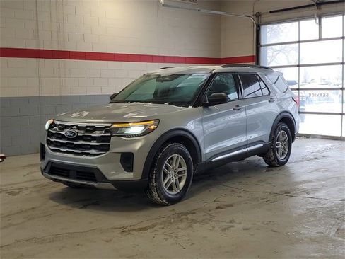 Used 2025 Ford Explorer Active image 2