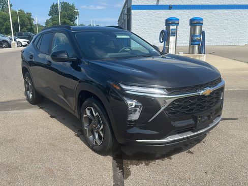 Used 2025 Chevrolet Trax LT FWD image 7