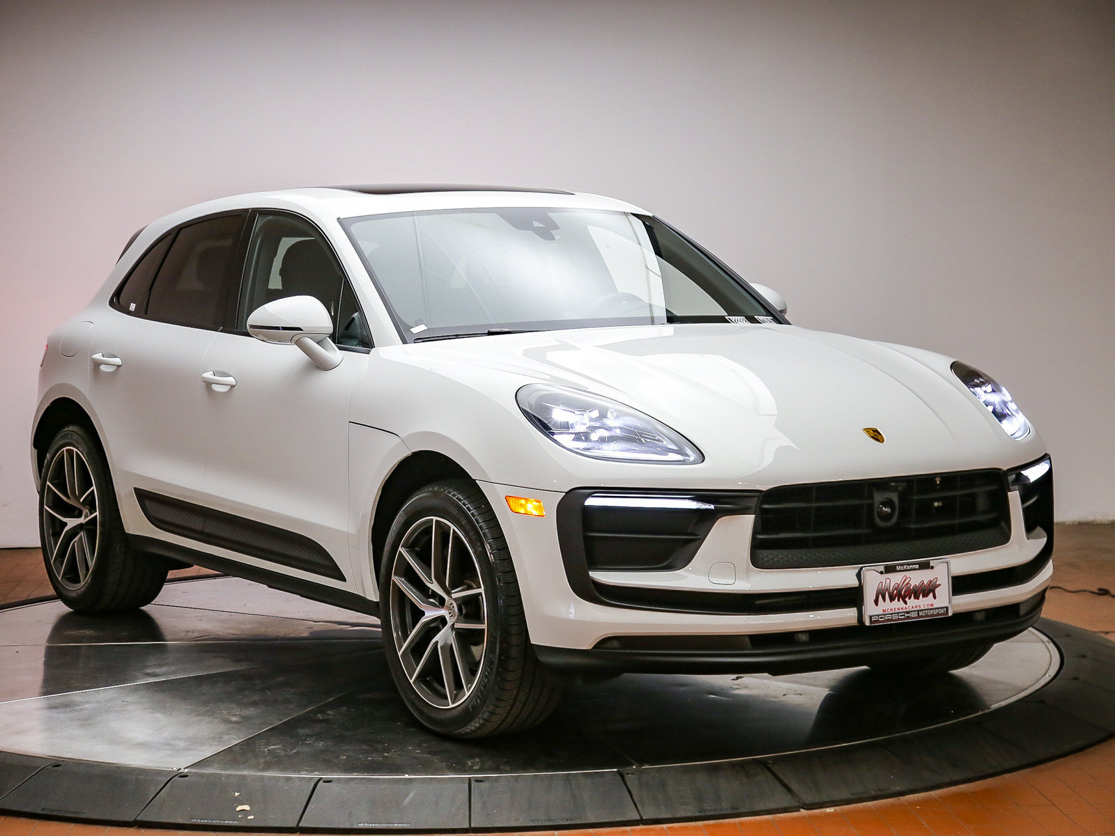 Certified 2026 Porsche Macan AWD/4WD image 9
