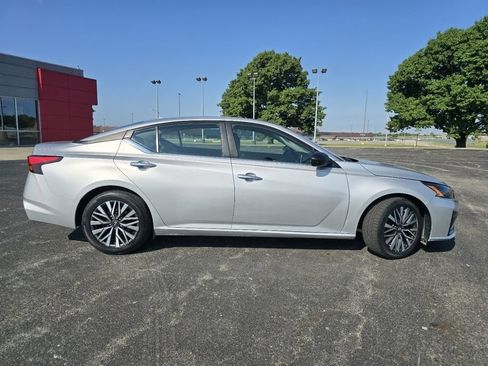 Used 2024 Nissan Altima 2.5 SV FWD image 14