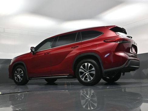 Used 2022 Toyota Highlander XLE FWD image 18