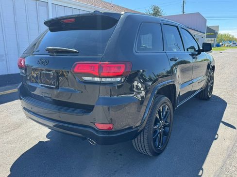 Used 2017 Jeep Grand Cherokee Altitude AWD/4WD image 9