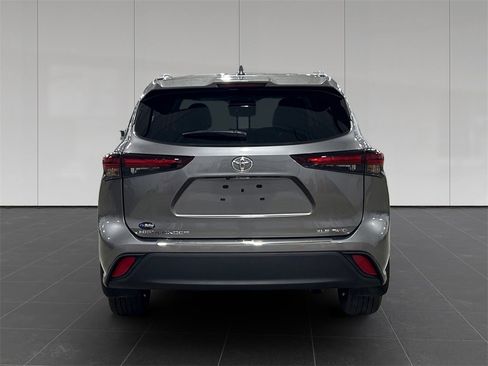 Used 2025 Toyota Highlander XLE image 4