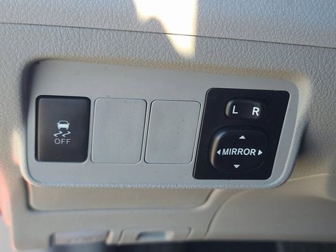 Used 2013 Toyota Corolla LE image 23