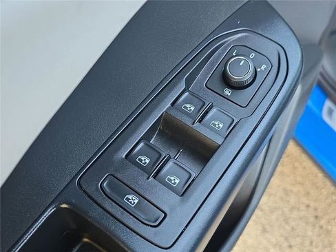 Used 2025 Volkswagen Taos SE image 13