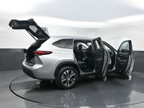 Used 2023 Toyota Highlander XLE image 39