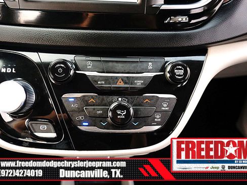 Used 2023 Chrysler Voyager LX image 21