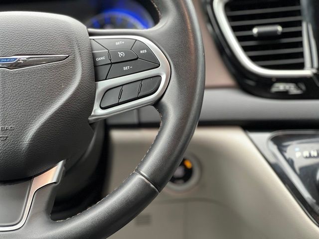 Used 2018 Chrysler Pacifica Touring-L FWD image 30