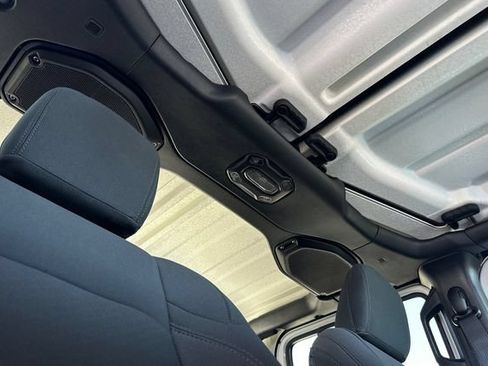 Certified 2022 Jeep Gladiator Sport AWD/4WD image 18