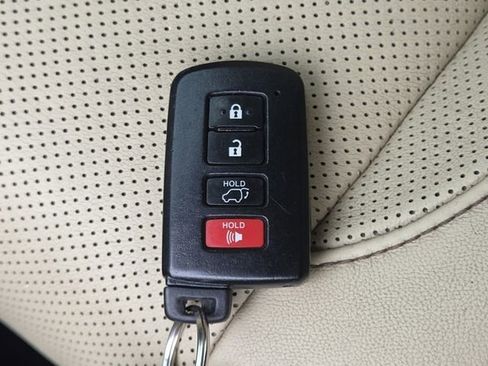 Used 2014 Toyota Highlander Limited w/ Driver Technology Package image 39