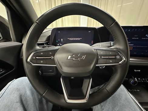 Used 2025 Chevrolet Suburban Z71 image 30