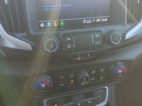 Used 2022 GMC Terrain SLT w/ Infotainment Package II image 9