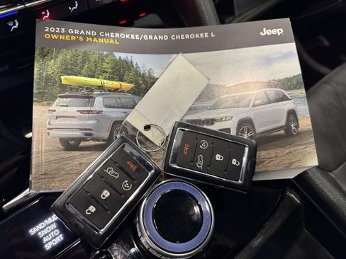 Used 2023 Jeep Grand Cherokee Limited AWD/4WD image 34