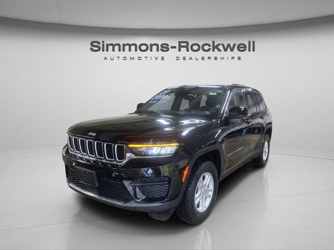 Used 2023 Jeep Grand Cherokee Laredo w/ Luxury Tech Group I AWD/4WD image 1