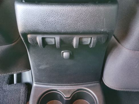 Used 2017 Jeep Wrangler Unlimited Rubicon w/ Connectivity Group image 9