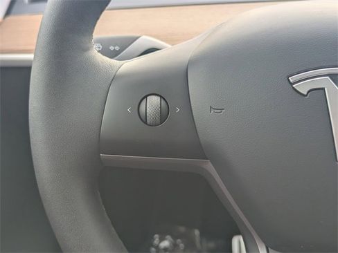 Used 2025 Tesla Model Y Performance image 21