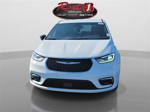 New 2026 Chrysler Pacifica Select image 2