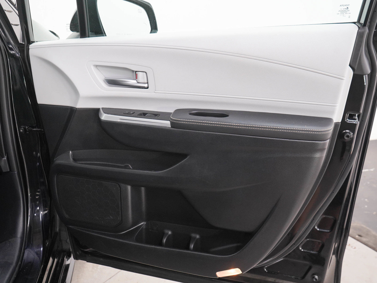 Used 2025 Toyota Sienna XSE AWD/4WD image 13