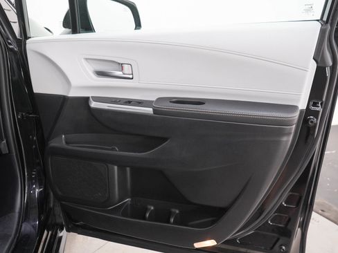 Used 2025 Toyota Sienna XSE AWD/4WD image 13