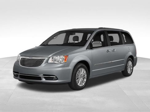 Used 2014 Chrysler Town & Country S FWD image 4