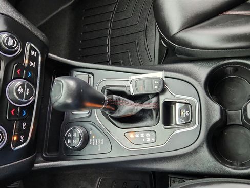 Used 2019 Jeep Cherokee Trailhawk AWD/4WD image 31