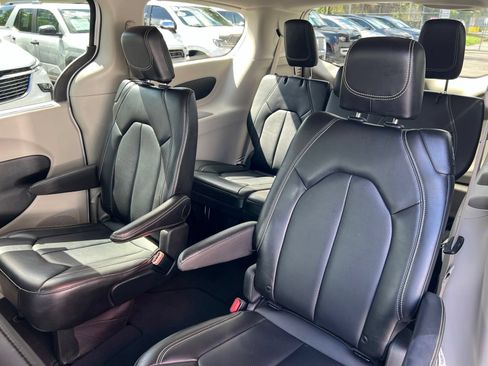 Used 2024 Chrysler Pacifica Touring-L FWD image 50