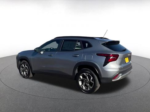 Used 2025 Chevrolet Trax LT FWD image 10