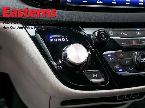 Used 2023 Chrysler Pacifica Touring-L FWD image 13