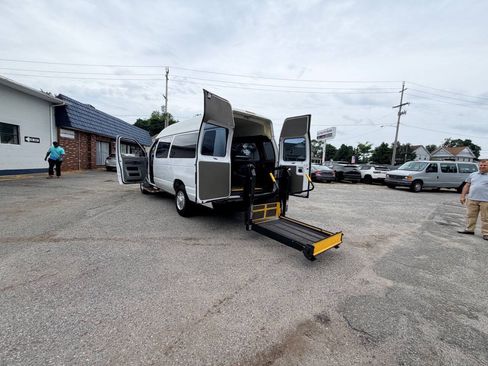 Used 2014 Ford E-350 and Econoline 350 Extended Super Duty w/ Power Group RWD image 16