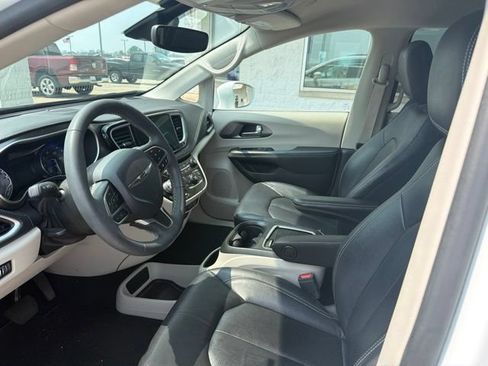 Used 2022 Chrysler Pacifica Touring-L FWD image 7
