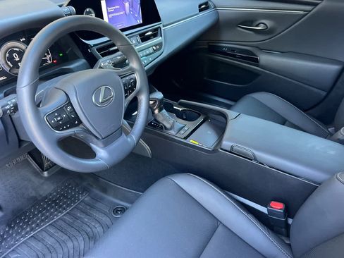 Used 2025 Lexus ES 300h w/ Premium Package FWD image 11