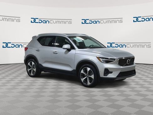 Used 2024 Volvo XC40 B5 Plus image 2