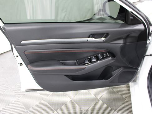 Used 2023 Nissan Altima 2.5 SR FWD image 6