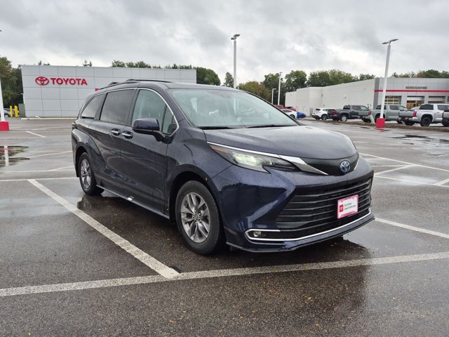 Used 2024 Toyota Sienna XLE w/ XLE Plus Package AWD/4WD image 3