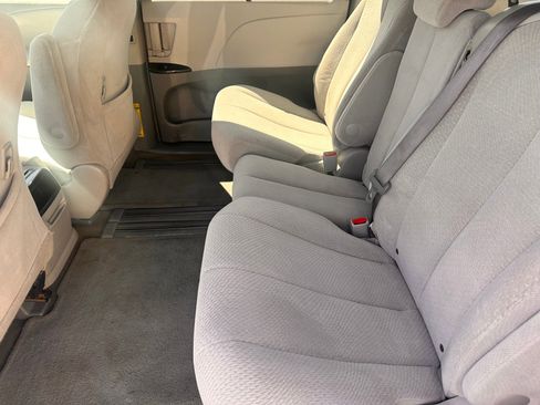 Used 2013 Toyota Sienna LE w/ Towing Pkg FWD image 6
