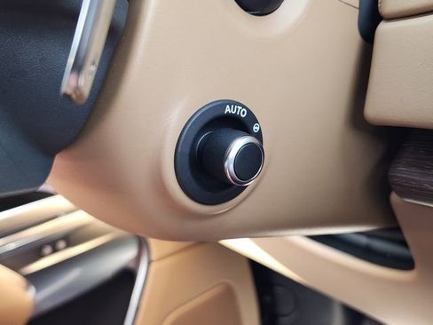 Used 2025 Land Rover Range Rover SE image 38