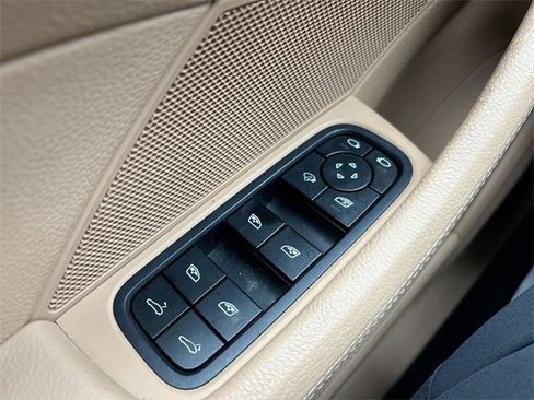 Used 2023 Porsche Panamera image 28