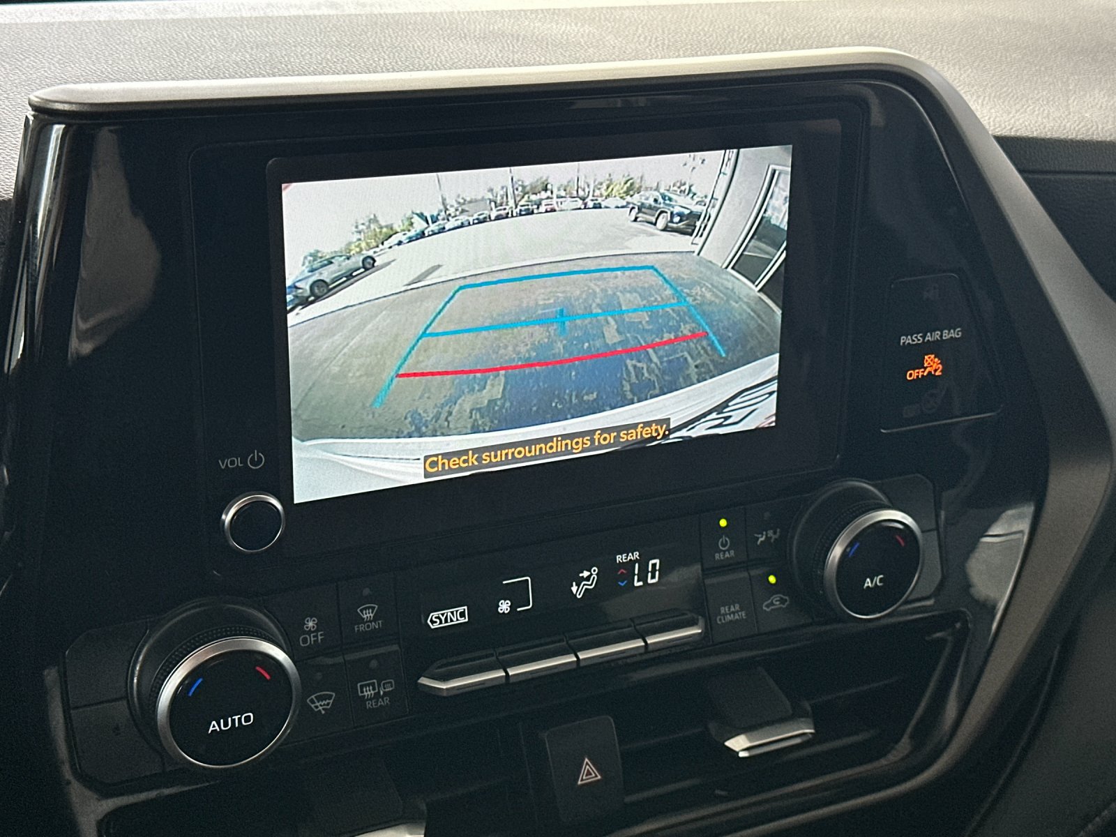 Used 2023 Toyota Highlander LE FWD image 18