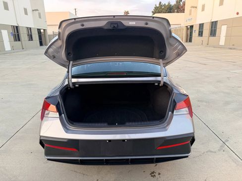 Used 2024 Hyundai Elantra SE image 12