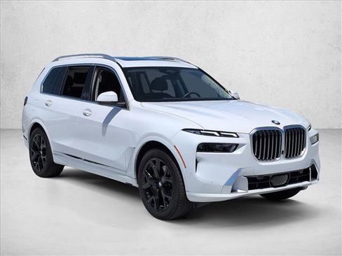 Used 2025 BMW X7 xDrive40i w/ Premium Package AWD/4WD image 3