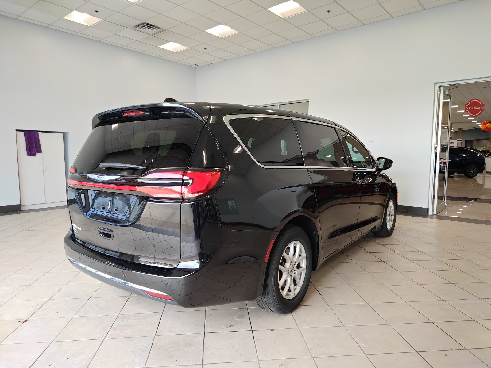 Used 2025 Chrysler Pacifica Select FWD image 3