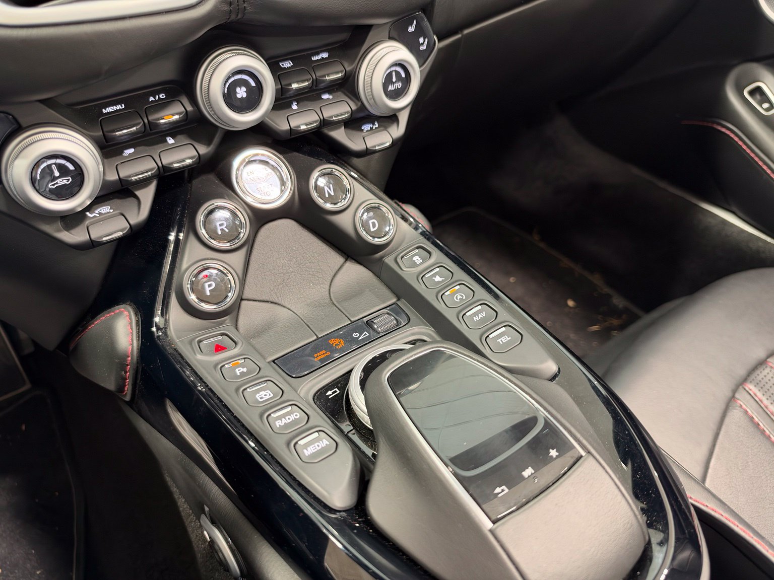 Used 2021 Aston Martin V8 Vantage Roadster RWD image 35
