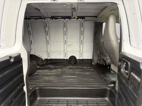 Used 2018 Chevrolet Express 3500 w/ Driver Convenience Package image 7