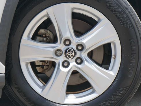 Used 2021 Toyota Highlander L FWD image 2