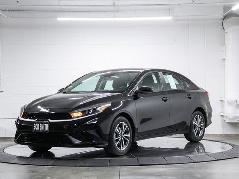 Used 2023 Kia Forte LXS FWD image 3
