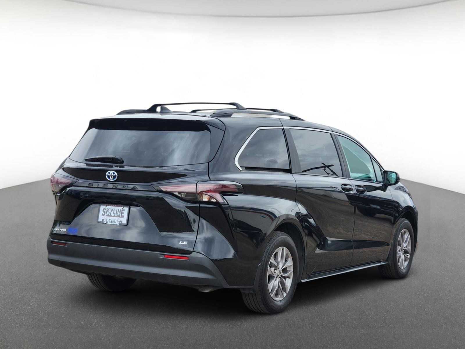 Used 2025 Toyota Sienna LE w/ LE Plus Package AWD/4WD image 3