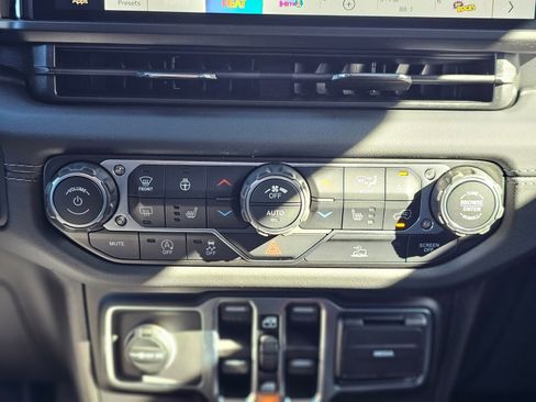 New 2026 Jeep Gladiator Sahara AWD/4WD image 13