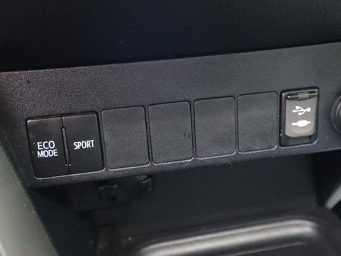 Used 2017 Toyota RAV4 XLE AWD/4WD image 60